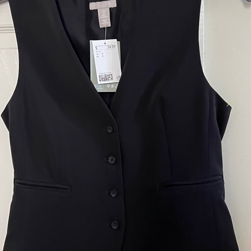 NWT H&M fitted vest iV-neck, buttons at front, and welt front pockets. size S - Picture 3 of 8